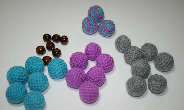 Knitted jewelry: set of knitted beads
