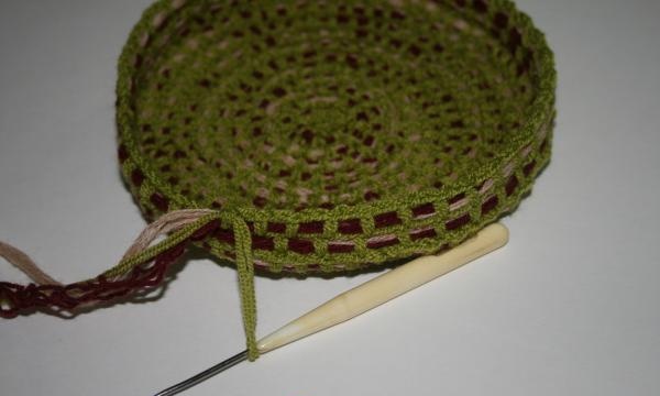 Удобна плетена кошница-органайзер за дреболии
