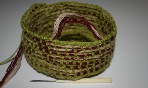 Удобна плетена кошница-органайзер за дреболии