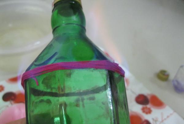 Miniatiūrinė stiklinių butelių vaza