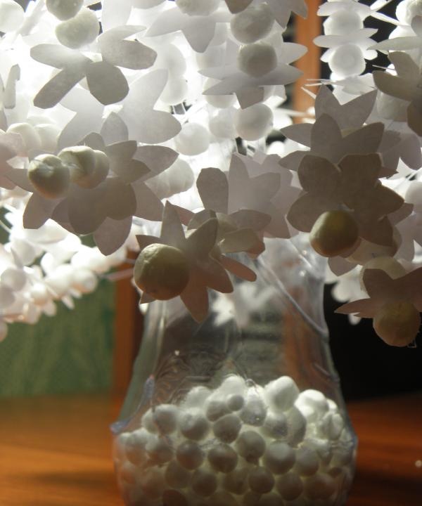 Virágok egy vázában egy műanyag palackból