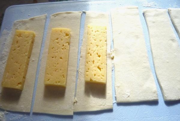 Camadas de queijo de massa folhada