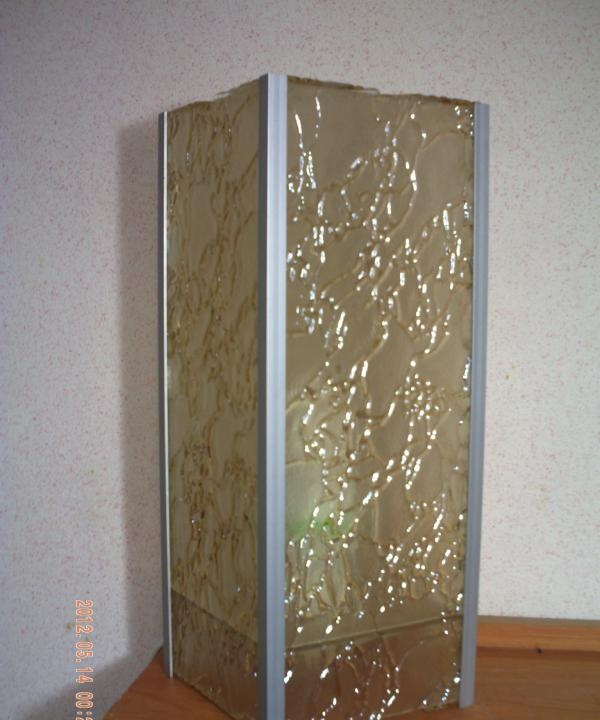 Iš dekoratyvinio stiklo pagamintos lempos