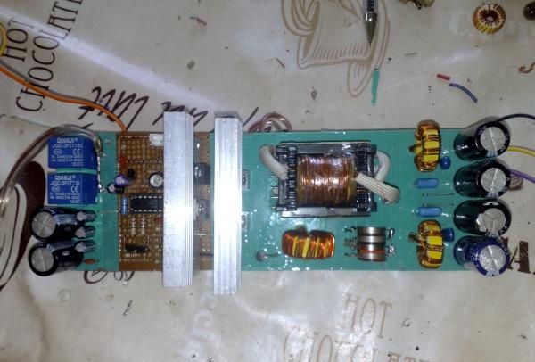 Potent convertidor per alimentar el subwoofer de la xarxa a bord de 12 volts