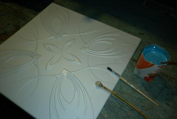 Pictura placi de tavan cu vopsea acrilică
