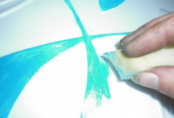 Slikanje stropnih pločica akrilnom bojom