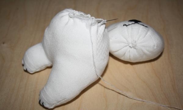 Sådan syr du et blødt legetøj fra en sok
