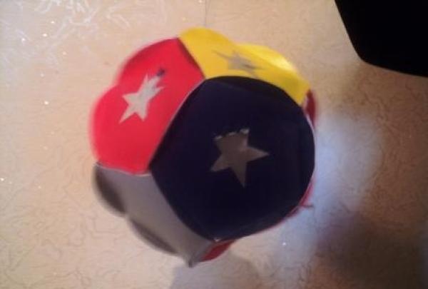 Bola brillante hecha de papel de colores