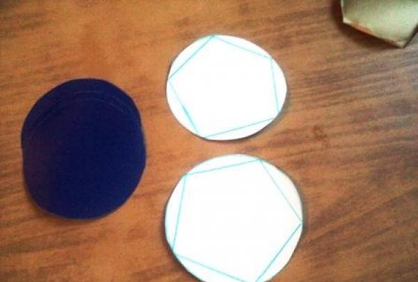 Сјајна кугла направљена од обојеног папира