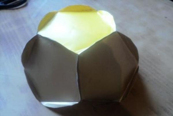 Spīdoša bumba, kas izgatavota no krāsaina papīra