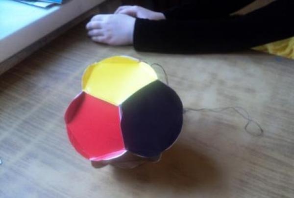 Spīdoša bumba, kas izgatavota no krāsaina papīra