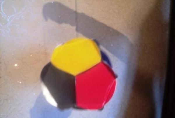 Bola brillante hecha de papel de colores