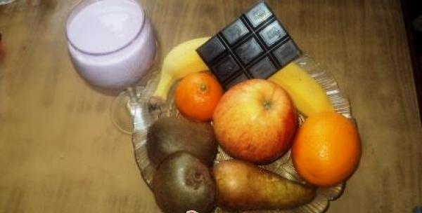 Fruit Salad with Yogurt and Chocolate