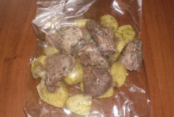 Pieczone ziemniaki z mięsem w rękawie