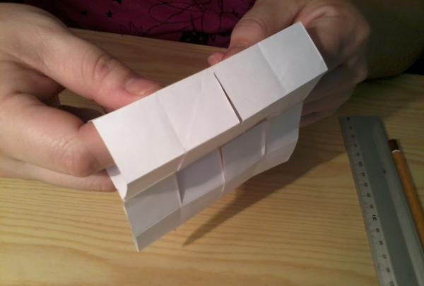 Коцка - трансформатор од папира