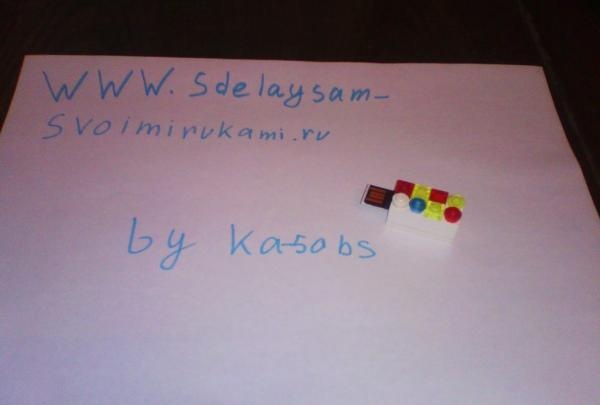 Kaso para sa flash drive sa estilo ng LEGO