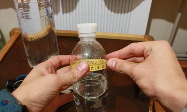 Het meten van de omtrek van een fles