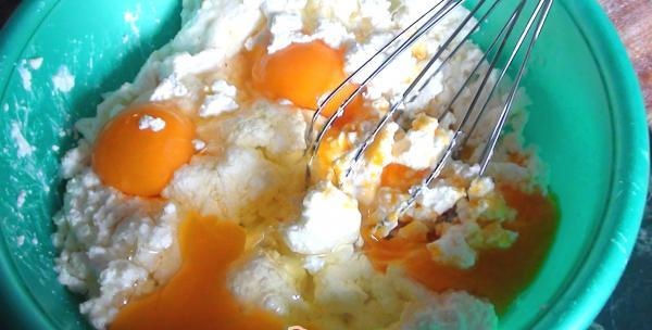menggiling keju kotej dengan telur