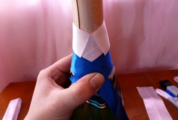 sæt et slips fast på en flaske