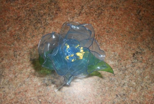 Trandafir dintr-o sticlă de plastic