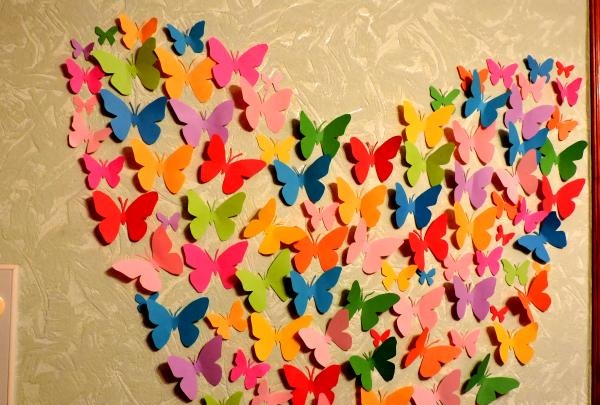 trang trí bướm trên tường