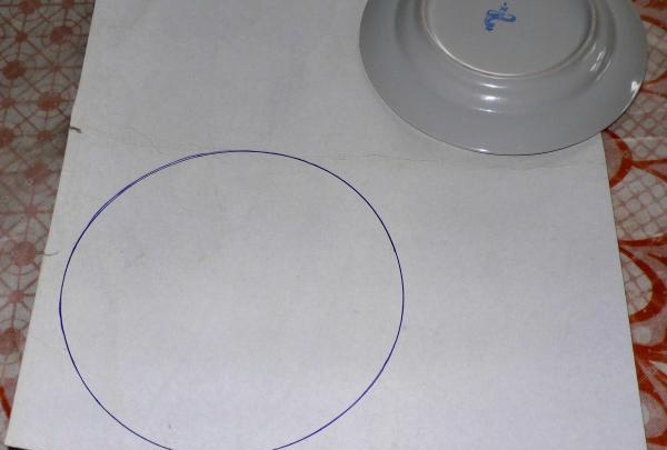 Σχεδιάστε έναν κύκλο σε ένα χαρτόνι