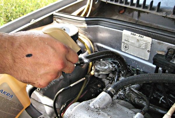 Ako čistiť motor auta