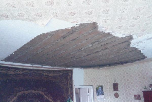 scoateți argila rămasă din tavan