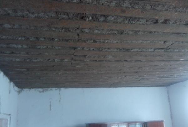 Reparați tavanul din camera de zi