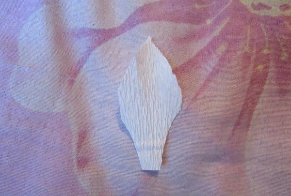 en buket påskeliljer fra bølgepapir