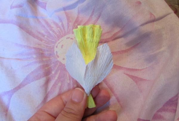 en buket påskeliljer fra bølgepapir