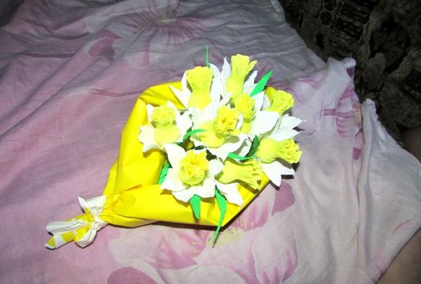 sejambak bunga daffodil dari kertas bergelombang