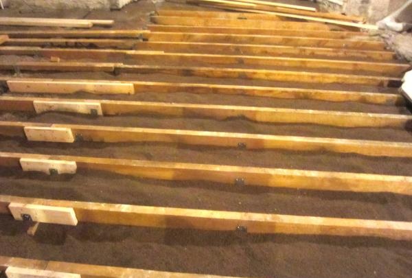 Pregătirea fundației pentru o podea din lemn