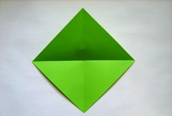 décorer un cadeau avec des fleurs d'origami