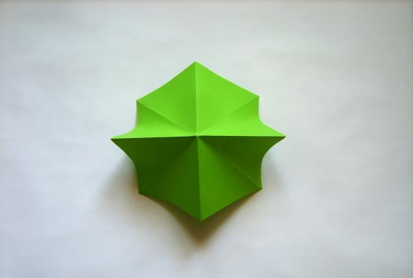 dekorera en gåva med origamiblommor