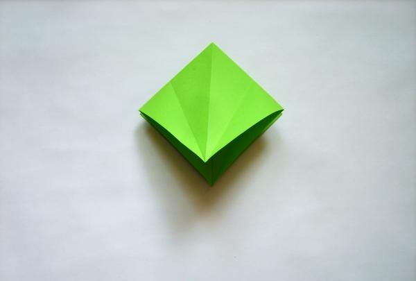 palamutihan ang isang regalo na may mga bulaklak ng origami