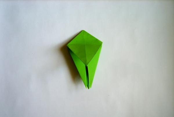 decorar um presente com flores de origami