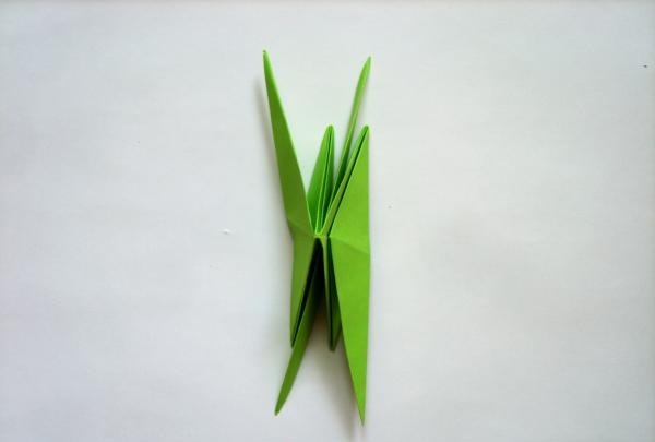 dekorera en gåva med origamiblommor