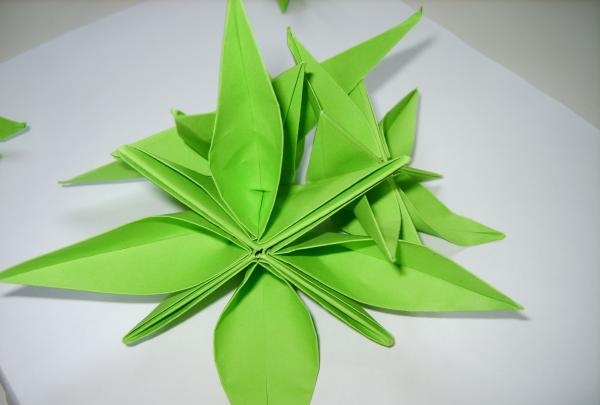 decorare un regalo con fiori origami