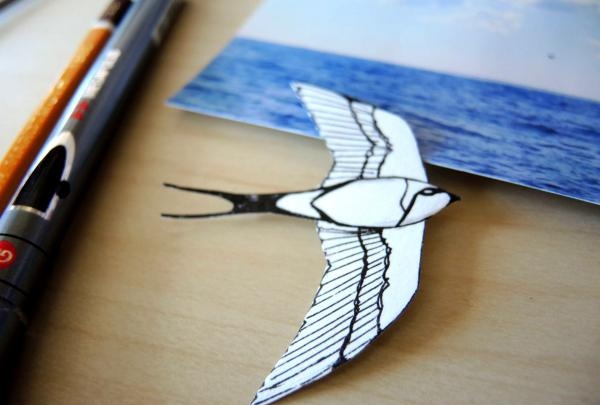 Leikkaa piirretty lintu