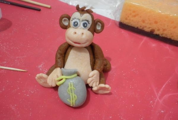 Маймуна пари от захарна мастика