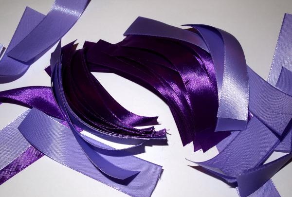 Sodrus violetinės spalvos atlaso juostelės lankas