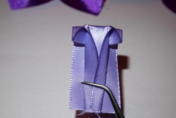Буйна лилава сатенена панделка