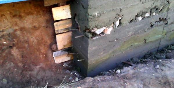 repararea fundației unei case din lemn