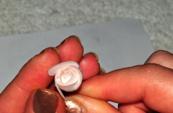 studený porcelánový ružový prsteň
