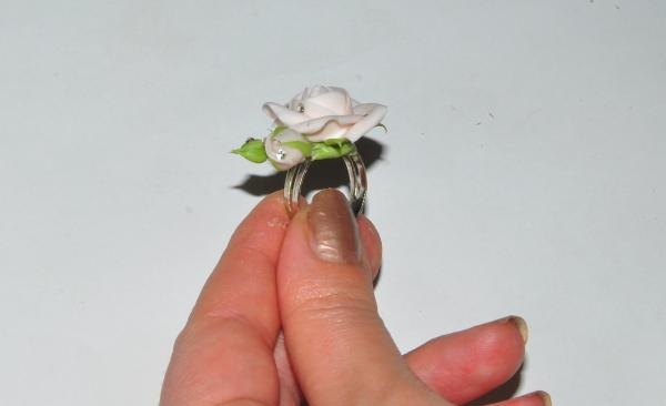 прстен од хладног порцулана од ружа