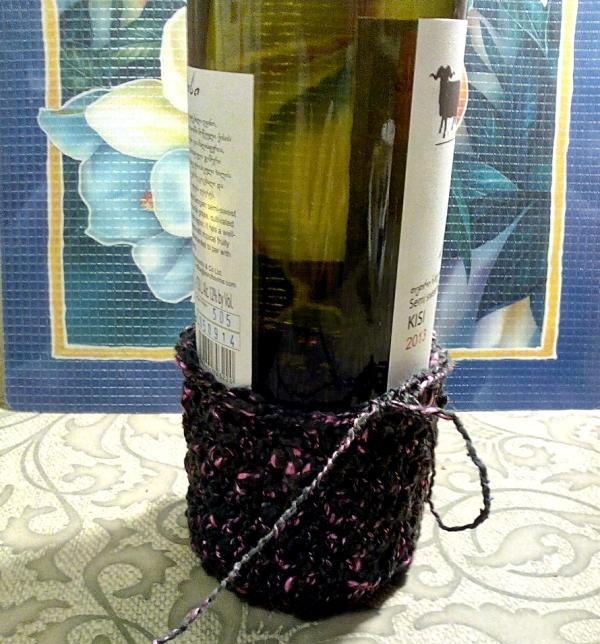 Pembungkus dengan mawar untuk sebotol wain