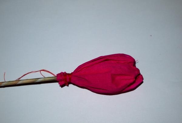 sejambak bunga tulip dari kertas bergelombang