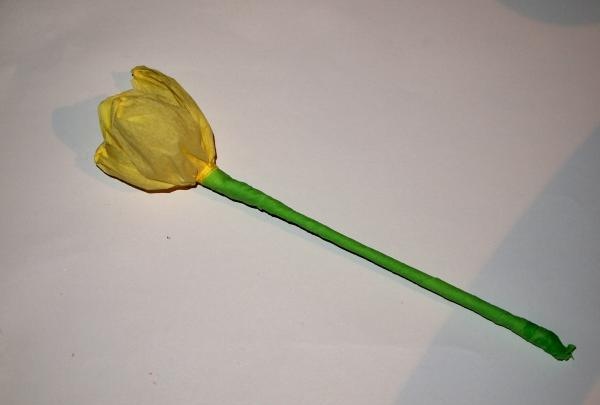 un bouquet de tulipes à partir de papier ondulé