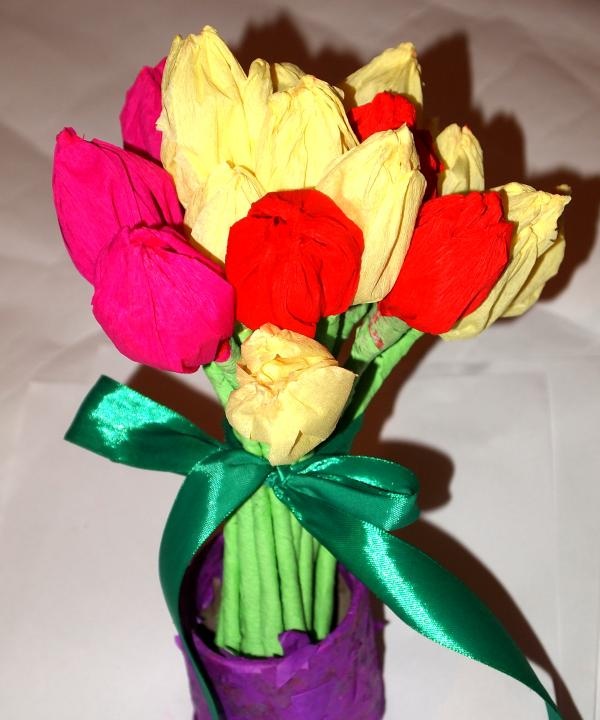 un bouquet de tulipes à partir de papier ondulé